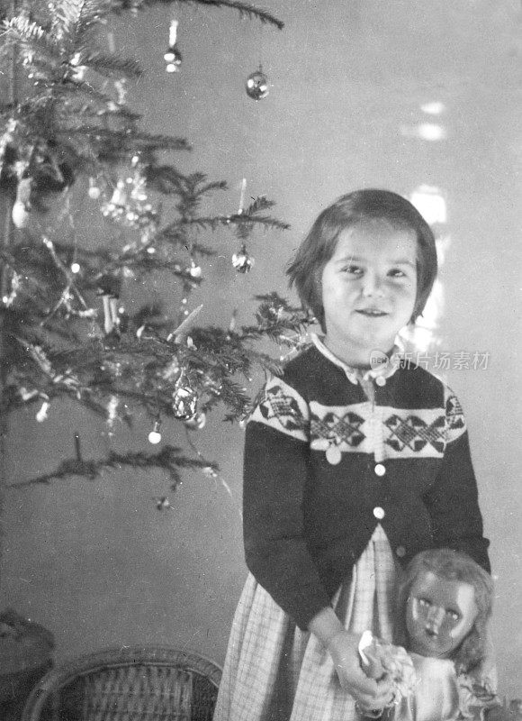 1955年，一个女孩在玩圣诞树和洋娃娃