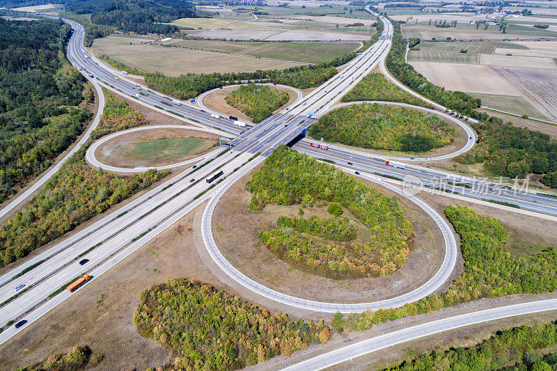 三叶草公路交叉口鸟瞰图，货物运输繁忙