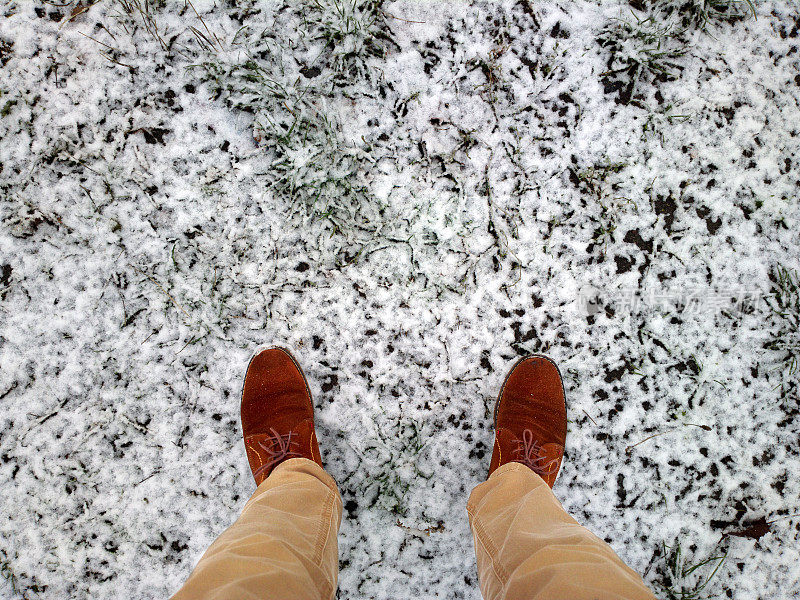 雪地里的鞋子。脚踏在雪地里。