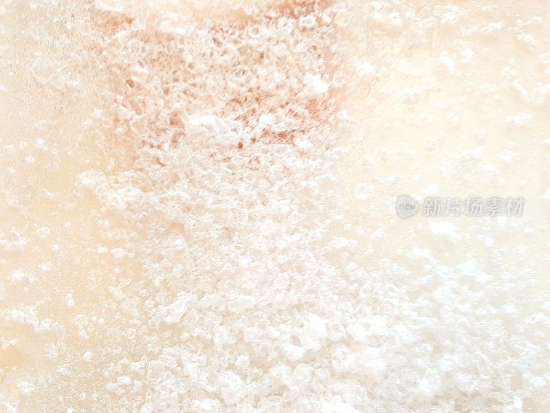 岩盐水晶白色背景与复制空间