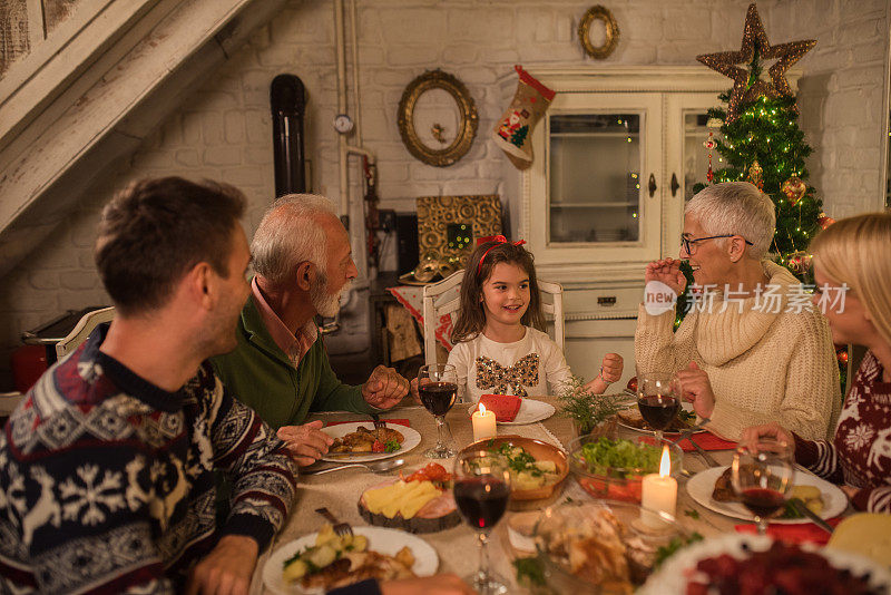 一家人带着孩子一起吃圣诞晚餐