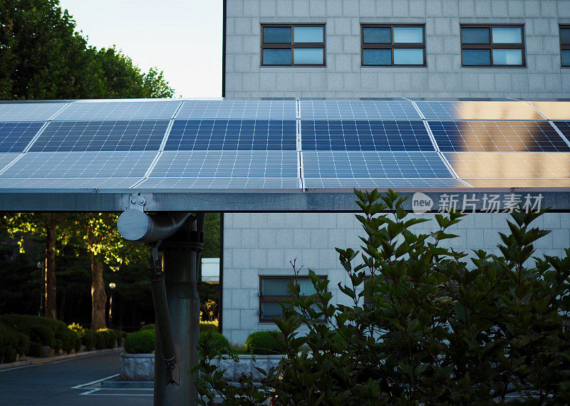 韩国有太阳能电池板的停车场和建筑屋顶