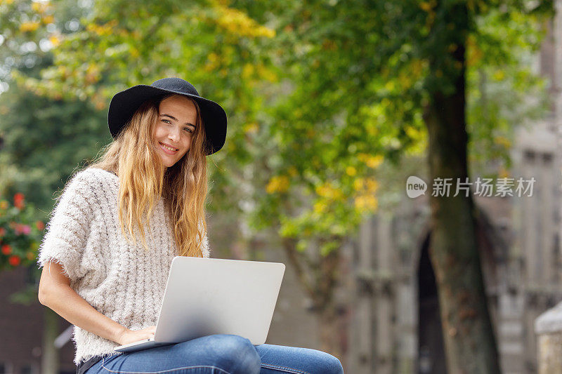 户外微笑的女大学生