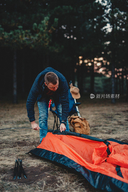 年轻人在森林里露营