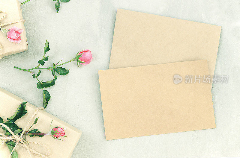 粉色玫瑰花，礼盒或礼物和纸卡