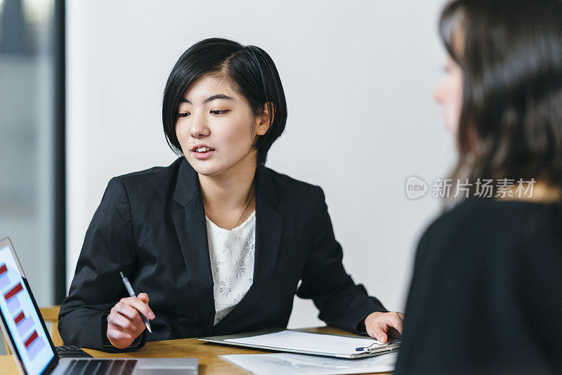 日本商业顾问在家里给她的客户提供建议