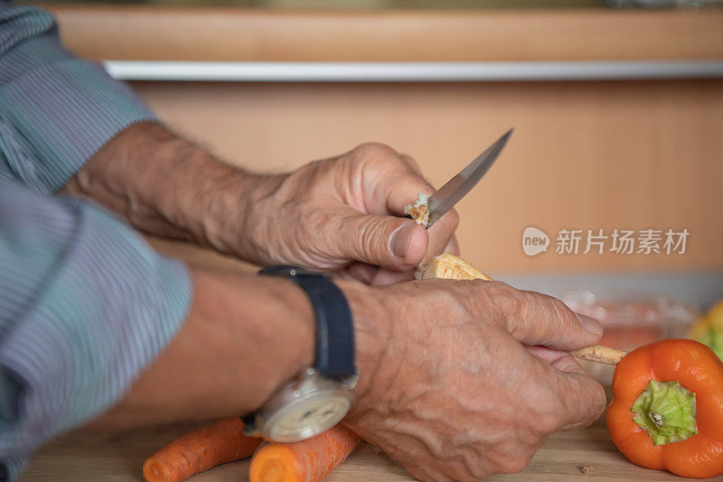 老人准备素食晚餐。