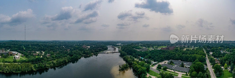 空中城市景观，Otonabee河和水坝，彼得伯勒，加拿大