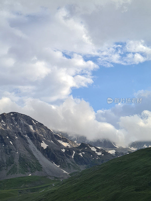夏天，Tignes的山和云紧密相连