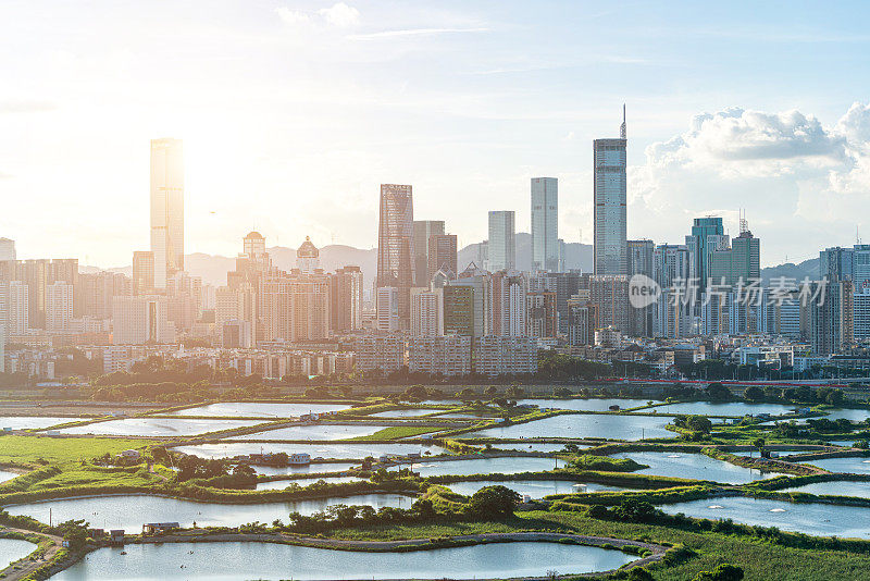 日落时分，深圳和香港交界处的无人机图像