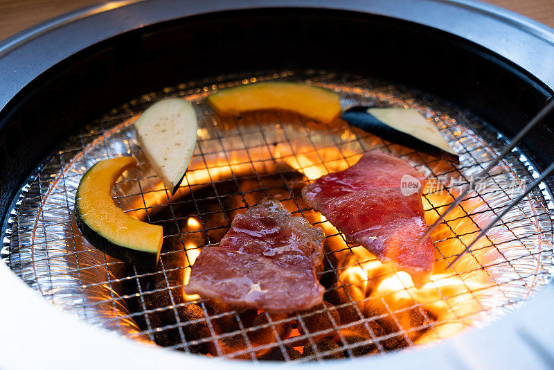 日本一家烧肉团餐厅的烤肉和蔬菜。