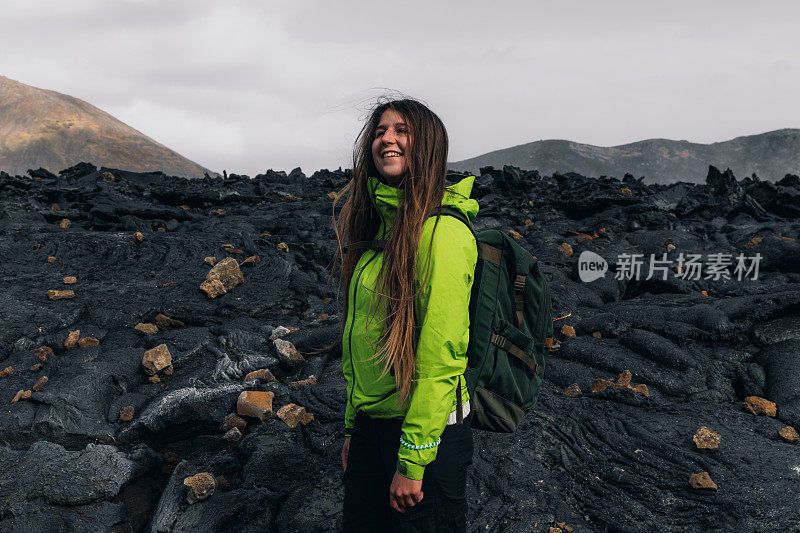 在冰岛fagradalsjall火山喷发徒步旅行的女性旅行者