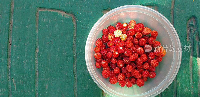 这是一碗野草莓的特写