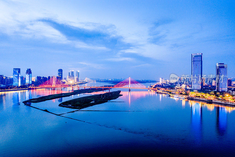 赣江夜景，南昌，中国