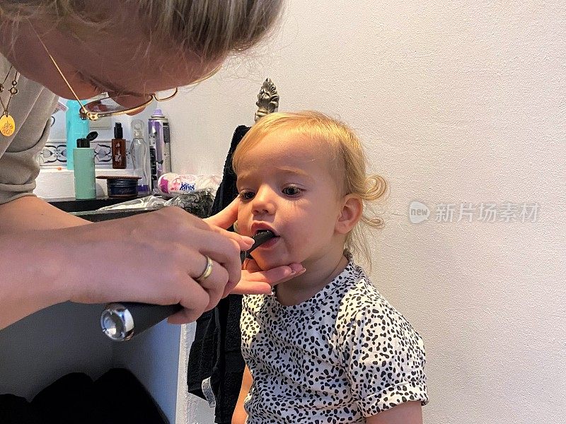 女婴刷牙