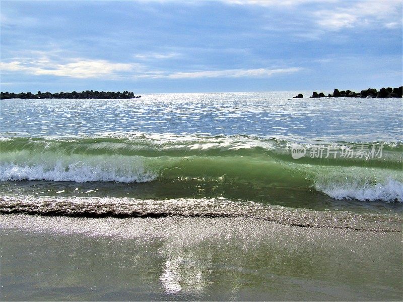 日本。8月。炎炎夏日的海景。