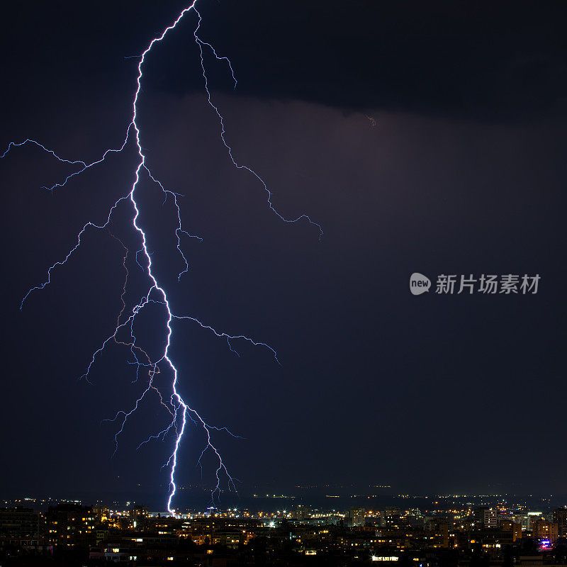 城市上空雷击