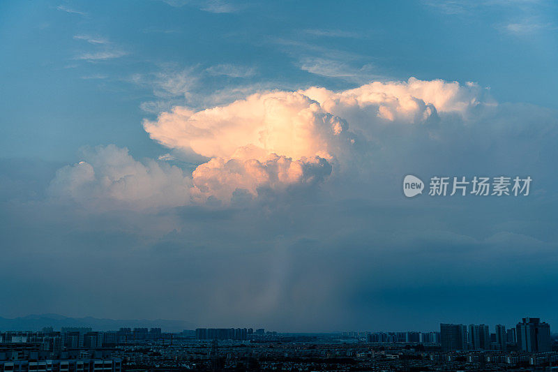 日落时城市上空积雨云密布