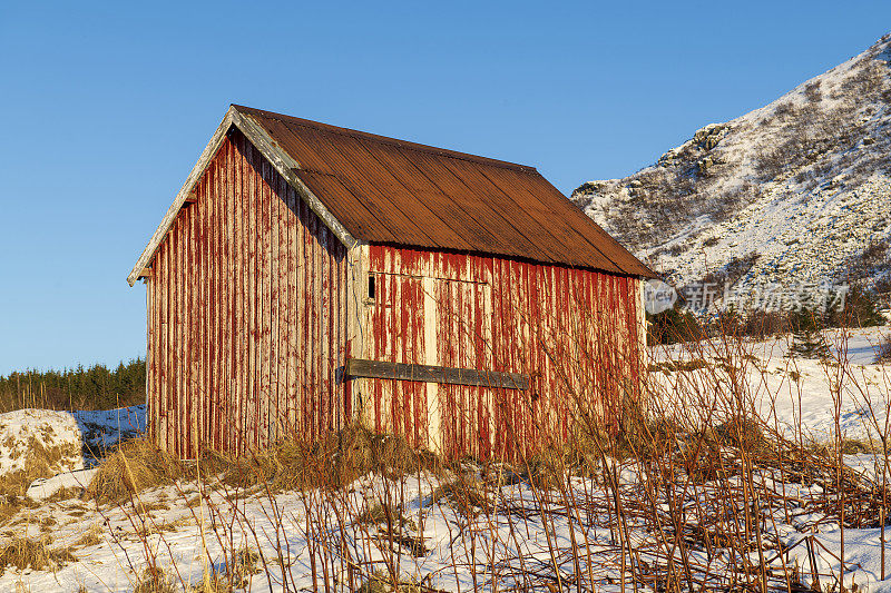 兰贝格海滩冬天的红色小房子