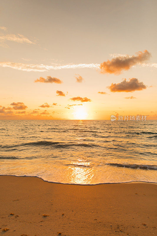 2021年9月，佛罗里达海滨棕榈滩的金色日出
