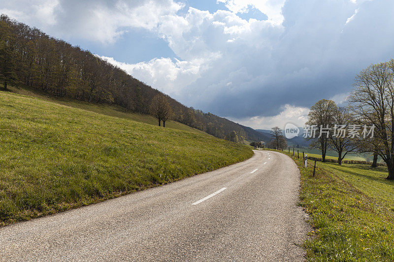 瑞士阿尔卑斯山脉汝拉州的一条孤立的道路。没有人在里面。