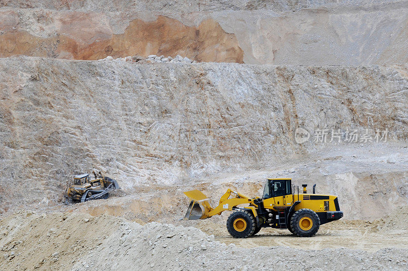 两个不同的挖土机在采石场
