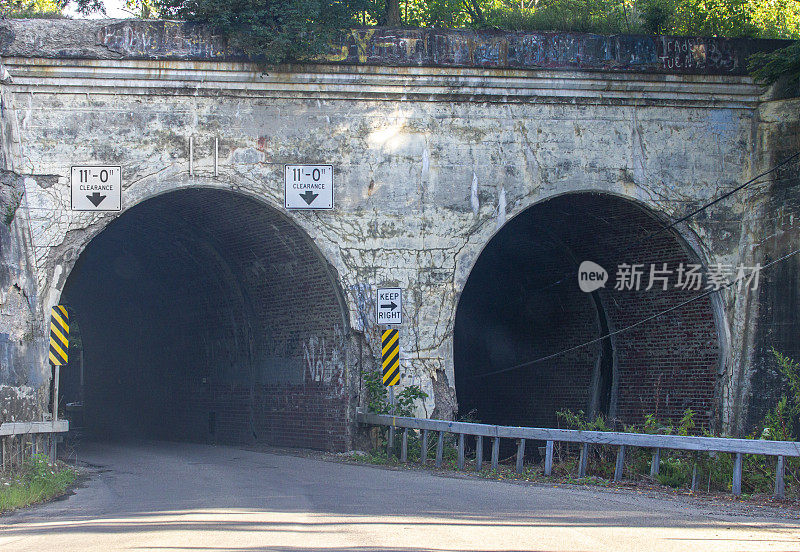 铁路桥下隧道