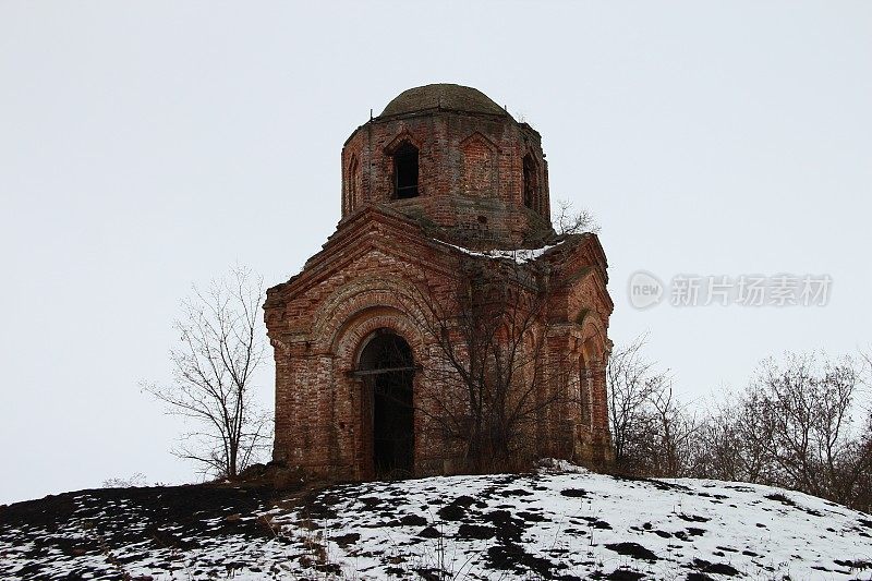 山上废弃的老教堂