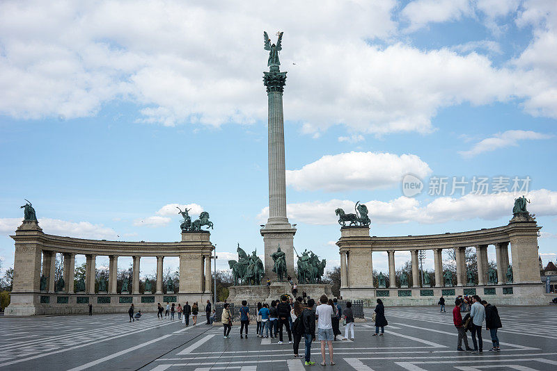 匈牙利布达佩斯英雄广场上的人们正在行走，在广场横拍照片