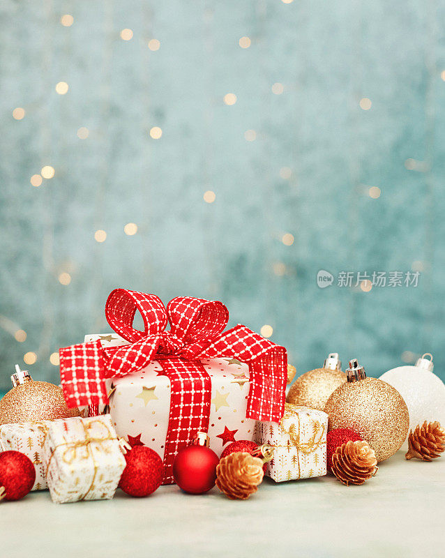 圣诞背景与礼物和红色和金色圣诞装饰