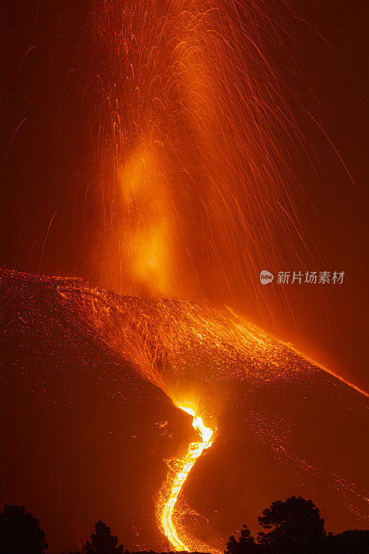 康伯里Vieja火山爆发。火山锥和火山炸弹正赶往黎明山。