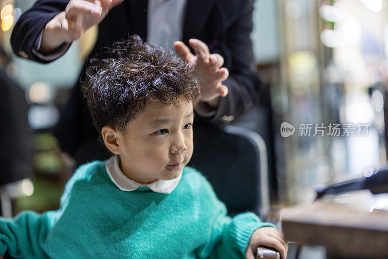 那个小男孩在理发店里