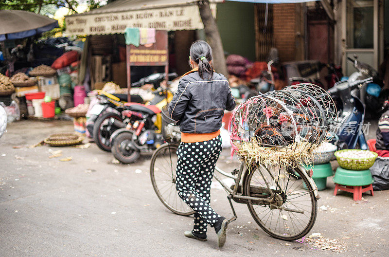 越南人经常使用货运自行车在越南河内的街道上出售他们的货物。