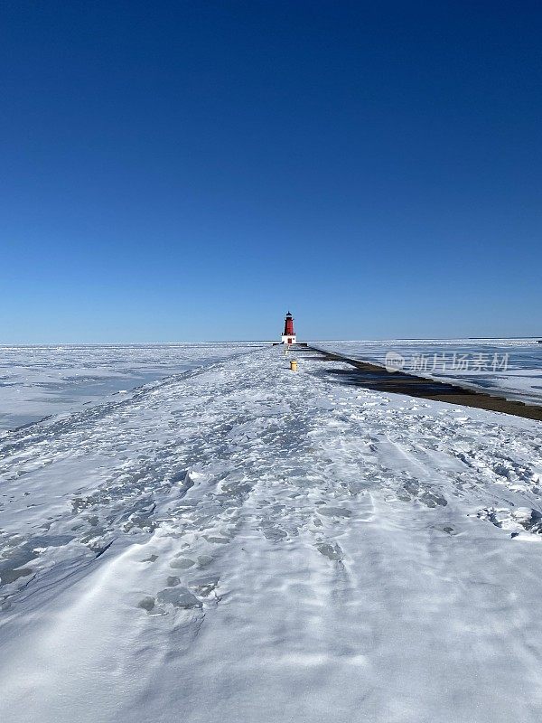 安阿伯灯塔码头在冬天与蓝色的天空。照片摄于密歇根州的梅诺米尼，位于密歇根州的上半岛。