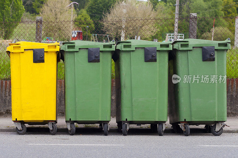 绿色和黄色的垃圾桶用于回收。