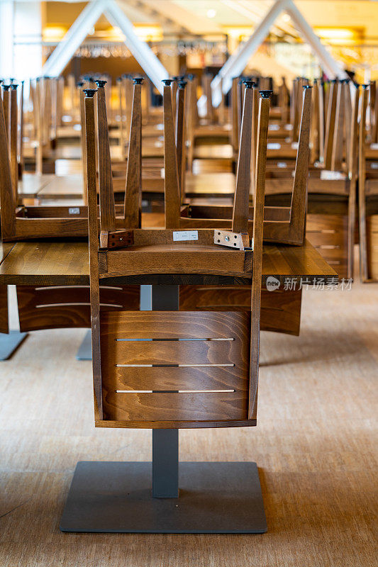 空教室里桌子上的空椅子