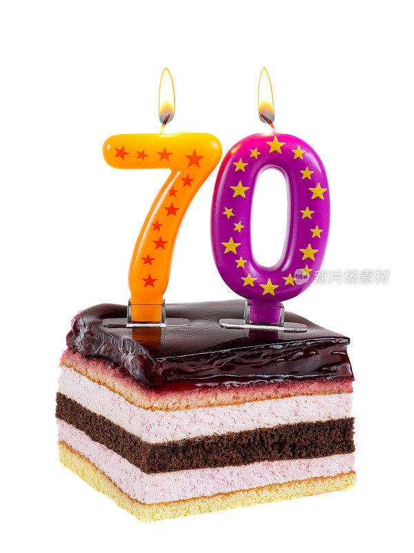 70周年的生日蛋糕，上面点着蜡烛