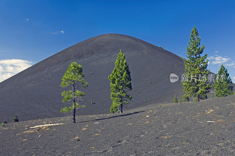 火山灰锥，Tephra火山锥，拉森国家公园，加利福尼亚;喀斯喀特山脉。由松散的火山渣组成，是拉森最年轻的镁铁质火山。