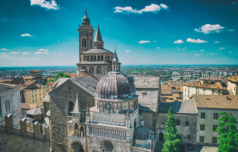 意大利贝加莫的圣玛利亚大教堂。贝加莫阿尔塔大教堂鸟瞰图