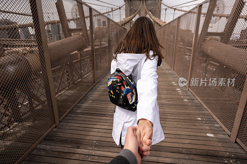 女人牵着男人走过布鲁克林大桥
