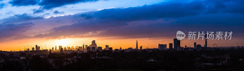 伦敦标志性建筑的轮廓映衬在壮观的黎明天空全景上