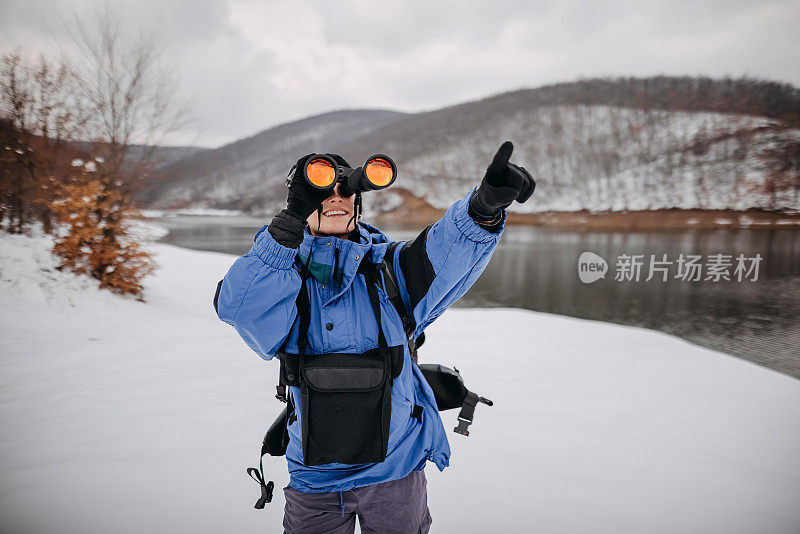 带双筒望远镜的女徒步旅行者