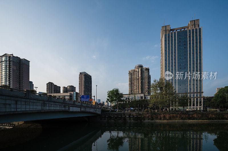 在一个阳光明媚的下午，城市天际线靠近成都廊桥