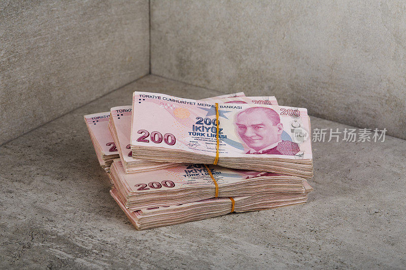 成堆的土耳其货币200土耳其里拉在混凝土灰色的背景