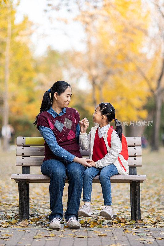 秋天里的小女孩和妈妈