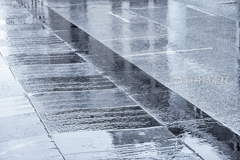 雨后广场的地面反映了城市的风景