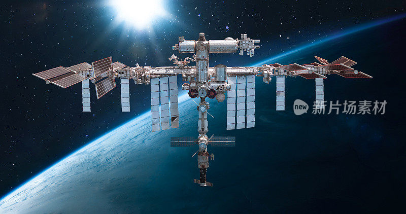 外层空间的国际空间站。国际空间站在地球轨道上。卫星和太空船的太空科幻拼贴画。宇航员在轨道上。图片元素由美国宇航局提供