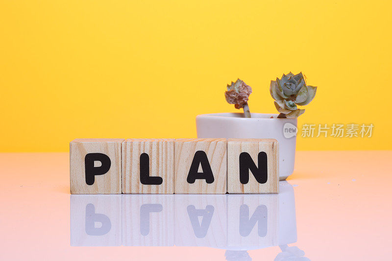 黄色底色木块上的PLAN字