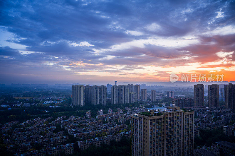 清晨，成都市上空乌云密布