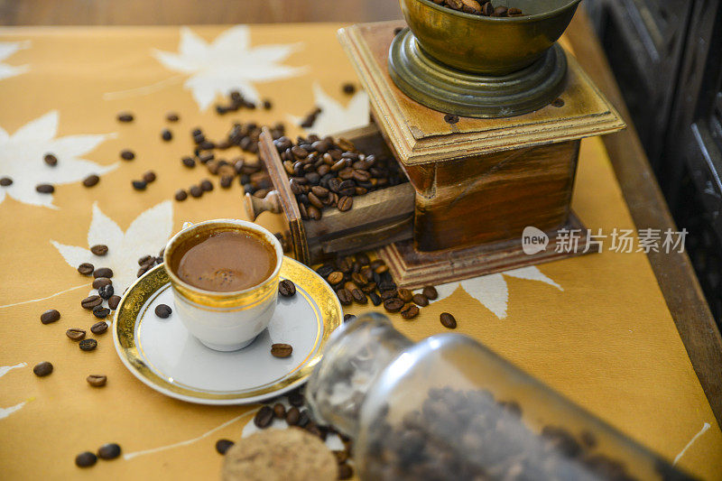 土耳其咖啡和老式手工咖啡研磨机与烘焙咖啡豆
